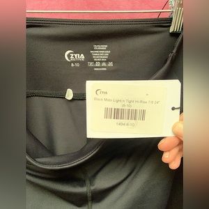 Woman’s NWT Zyia leggings